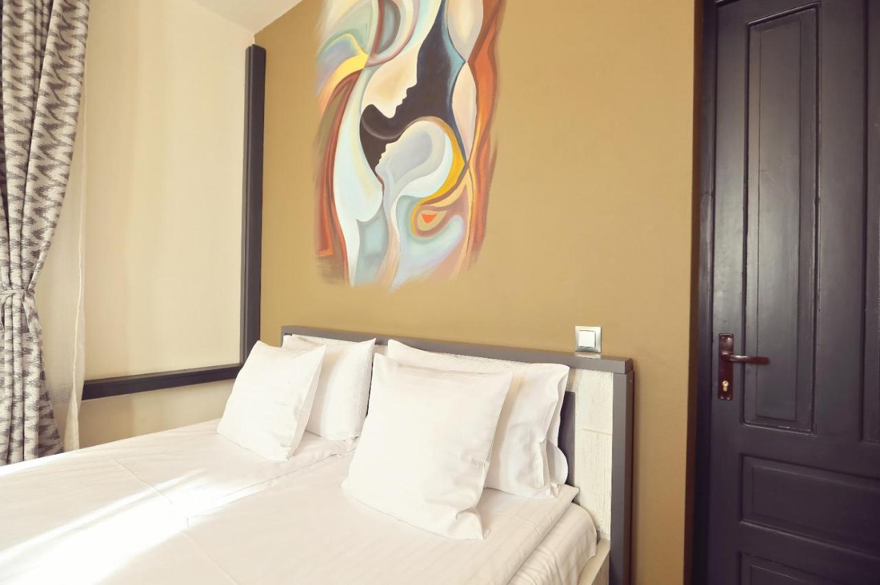 Dezire Guesthouse ไบเออลูนูไม ภายนอก รูปภาพ